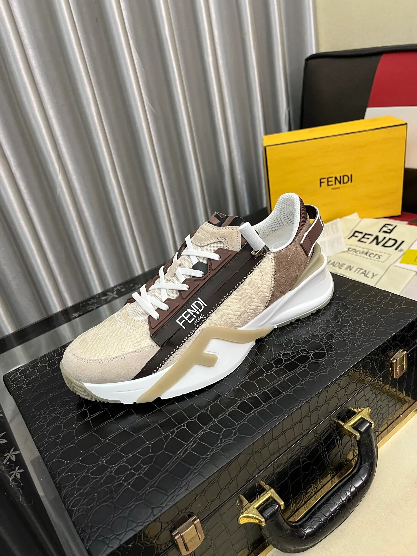 Men's men's shoes 💰540⌚️⌚️ FEND* — Fendi Flow men's casual sneakers, with elastic straps, side zippers, and corrugated soles engraved with F. Embossed Fendi Flow lettering on the heel. Made of technical fabric and a mix of blue and genuine leather. Decorated with Lycra® details. FF graphic tongue. Ultra-light and wear-resistant EVA sole. Code number: 38-44